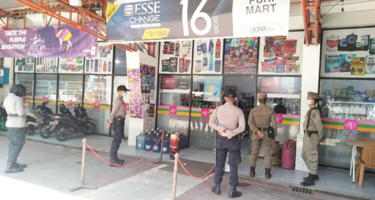 AWASI SUPERMARKET— Petugas Satpol PP Kota Padang bersama aparat kepolisian ikut mengawasi dan melakukan Operasi Yustisi di salah satu Supermarket saat pelaksanaan PPKM Darurat maupun PPKM level IV, beberapa waktu lalu. Rentan terpapar karena sering berhadapan dengan warga, sebanyak 500 pegawai Satpol PP sudah selesai divaksin.