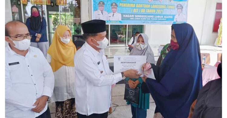 SALURKAN BLT— Wakil Bupati Padangpariaman Rahmang, salurkan dana Bantuan Langsung Tunai (BLT) dari Dana Desa (DD ).