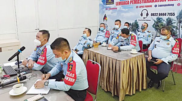 RAPAT VIA ZOOM— Kalapas Kelas IIA Padang Era Wiharto, mengikuti rapat via zoom dengan Kepala Kanwil Kemenkum dan HAM Sumbar, R Andika Dwi Prasetya, kemarin. Salah satu poin rapat adalah, seluruh petugas dan WBP wajib divaksin.