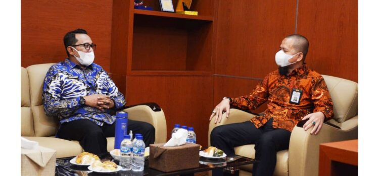 PERTEMUAN— Bupati Tanah Datar Eka Putra silaturahmi dengan Kepala Balai Pelaksana Penyediaan Perumahan Sumatera III Kementerian PUPR di Kota Pekanbaru, Provinsi Riau.