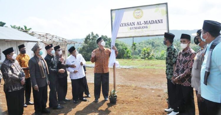 RESMIKAN—Gubernur Sumbar, Mahyeldi Ansharullah meresmikan Lokasi Yayasan Al-Madani dan Gedung MTsS Gumarang, di Jorong Gumarang, Nagari Tigo Koto Silungkang, Kecamatan Palembayan, Kabupaten Agam, Jumat (9/7).