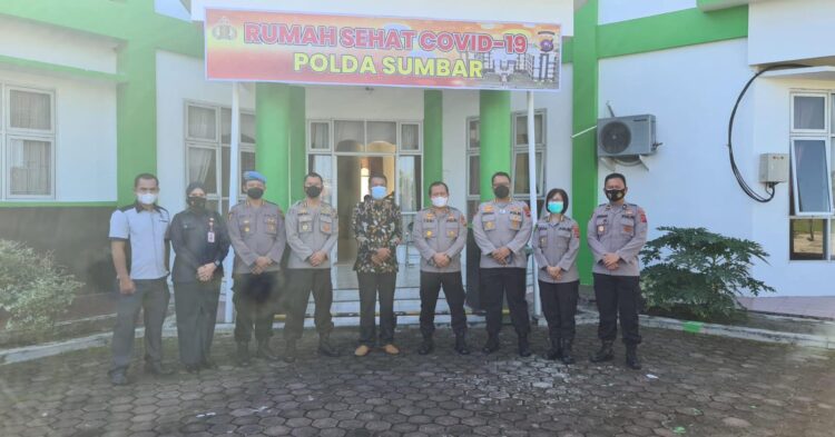 MENINJAU RUMAH SEHAT— Kapolda Sumbar Irjen Pol Toni Harmanto bersama Rektor UNP Prof Ganefri meninjau Rumah Sehat Covid-19 di Kampus II UNP Lubuk Buaya.