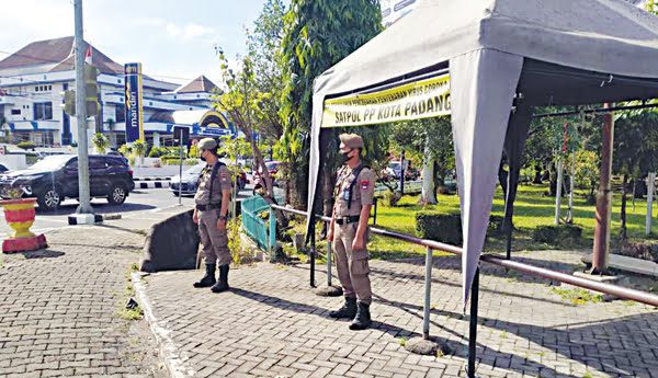 TEGAKKAN PERDA— Petugas Satpol PP Kota Padang terlihat berada di kawasan RTH Imam Bonjol Padang. Selain penegakkan perda, Pol PP juga giat ikut mengawasi penerapakn prokes Covid-19.