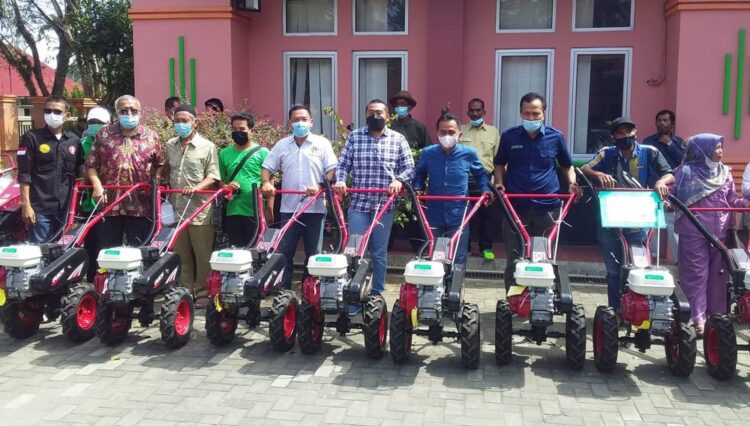 Melalui dana aspirasi anggota DPRD Provinsi Sumatera Barat Fraksi PPP Komisi II Dapil Mentawai - Pessel Imral Adenansi, Wakil Gubernur Sumatera Barat Ir. Audy Joinaldy, Spt, MSc,MM, IPM menyerahkan secara simbolis pada perwakilan kelompok tani.