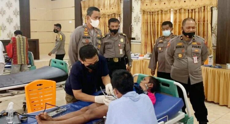 Ringankan Beban Warga, Polres Pasaman Gelar Sunatan Massal 1 Demi meringankan beban masyarakat yang terdampak Covid 19, Polres Pasaman menggelar sunatan massal terhadap 37 orang anak di daerah itu.