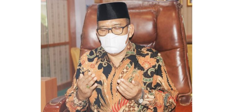 Plt. Kepala Kanwil Kemenag Sumbar, H. Syamsuir berdoa pada saat Kementerian Agama menggelar ‘Hening Cipta Indonesia’ serentak untuk masyarakat yang wafat karena Covid-19 sekaligus mendoakan pandemi segera berakhir.