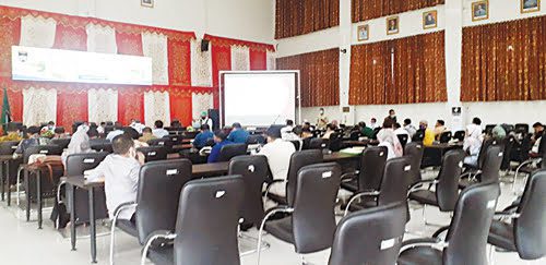 TEMU RAMAH— Wali Kota Hendri Septa dalam acara temu ramah dengan semua pimpinan perusahaan se-Kota Padang dalam program CSR di aula Balaikota Aia Pacah Padang, Rabu (30/6).