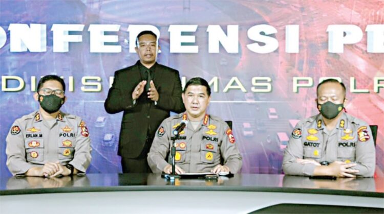 BERI KETERANGAN— Kabagpenum Divhumas Polri Kombespol Ahmad Ramadhan (tengah) dalam rilis kasus di Mabes Polri, Jakarta.