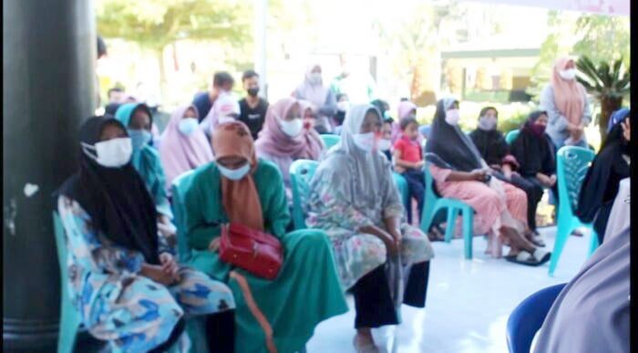 ANTUSIAS—Terlihat antusias masyarakat Pasaman mengikuti kegiatan vaksinasi Covid- 19 untuk memutus penyebarannya.