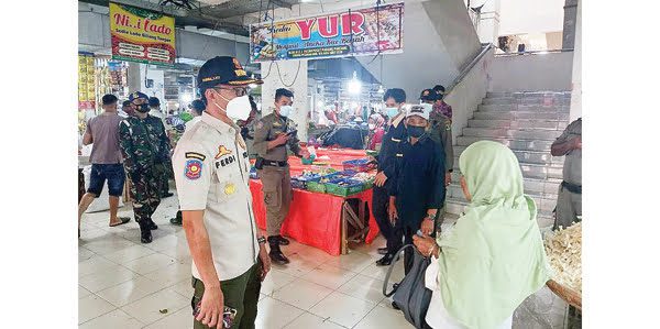 RAZIA DI PUSAT KERAMAIAN— Tim gabungan Satpol PP Sumbar dan petugas lainnya melakukan razia protokol kesehatan di pusat keramaian. Meski kasus Covid-19 masih tinggi dan banyak korban, kesadaran masyarakat untuk tetap menerapkan protokol kesehatan masih rendah.