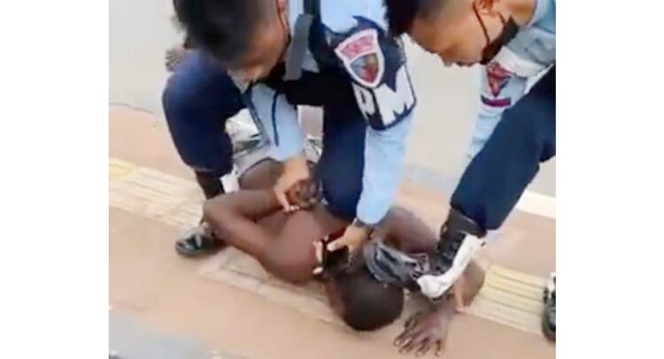 VIRAL— Tangkapan layar video viral yang menunjukkan kekerasan yang dilakukan anggota TNI AU di Merauke, Papua.