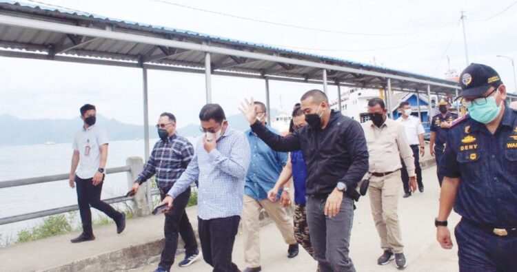 TINJAU PELABUHAN— Wakil Gubernur Audy Joinaldy meninjau Pelabuhan Bungus, Minggu (11/7). Wagub mewacanakan seluruh penumpang kapal wajib miliki sertifikat vaksin. Rencana itu akan segera dibawa dalam rapat koordinasi dengan pihak-pihak terkait.