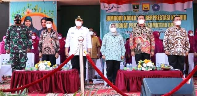 PENUTUPAN—Wawako Pariaman Mardison Mahyuddin foto bersama usai penutupan Jambore PKK.