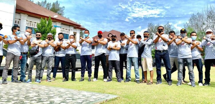 FOTO BERSAMA—Wako Genius Umar foto bersama dengan Komunitas Otomotif Xaroman Nissan Xtrail.