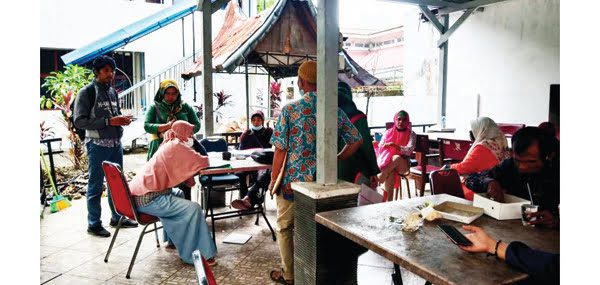 PERJUANGKAN NASIB ANAK— Sejumlah wali murid atau warga Kalumbuak, Kecamatan Kuranji, mendatangi gedung DPRD Padang mengeluhkan sistem PPDB zonasi. Meski jarak rumah dan sekolah dekat, namun anak mereka tak lulus di SMP 18.