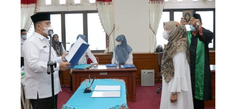 DILANTIK— Wakil Wali Kota Pariaman Mardison Mahyuddin melantik Nazifah sebagai Kepala Dinas defenitif pada Dinas Kesehatan Kota Pariaman.