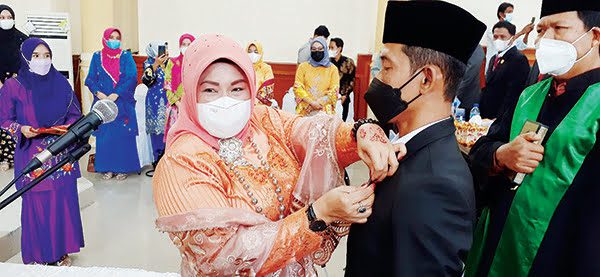 Fitri Nora SE, Ketua DPRD Kota Pariaman Lantik Anggotanya, Kerahkan Seluruh Kemampuan dalam Emban Tugas 1 Ketua DPRD Fitri Nora SE memasangkan pin anggota DPRD kepada Efrizal.