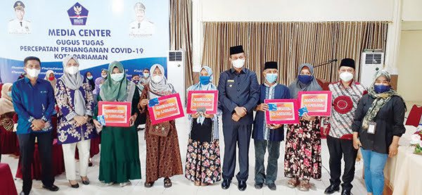 FOTO  bersama Wali Kota Pariaman H Genius Umar, Kepala Dinas Perindagkop dan UMK  Gusniyeti Zaunit dan perwakilan Bank BRI.