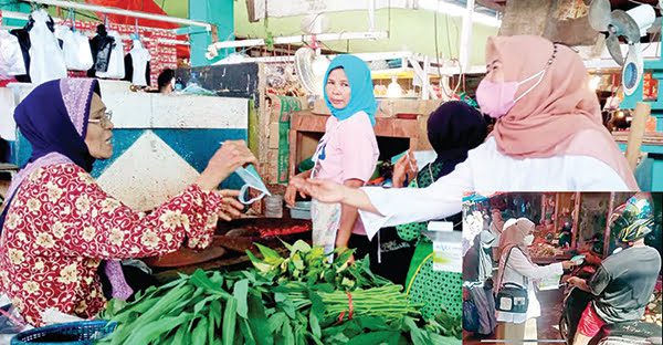 BAGIKAN MASKER— Pengurus Daerah (PD) Perempuan Indonesia Raya (PIRA) Sumbar melakukan bakti sosial (baksos) bagi-bagi masker di sejumlah titik pasar tradisional di Kota Padang, Senin (23/8).
