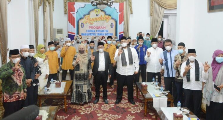 FOTO BERSAMA—Bupati Eka Putra foto bersama usai kegiatan  di Gedung Indo Jolito Batusangkar.