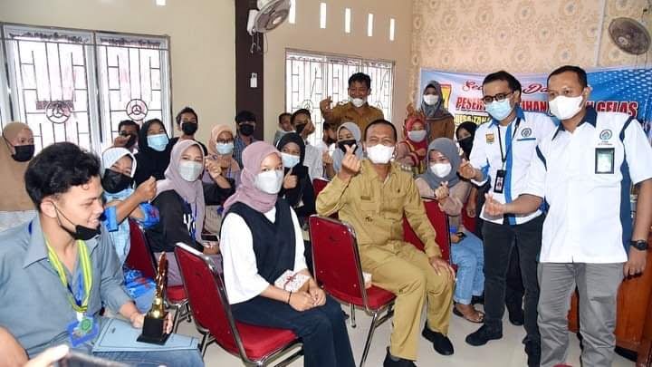 GENERASI MUDA—Wali Kota Pariaman H Genius Umar bersama dengan para generasi muda yang ada di daerahnya, pada suatu  acara baru-baru ini.