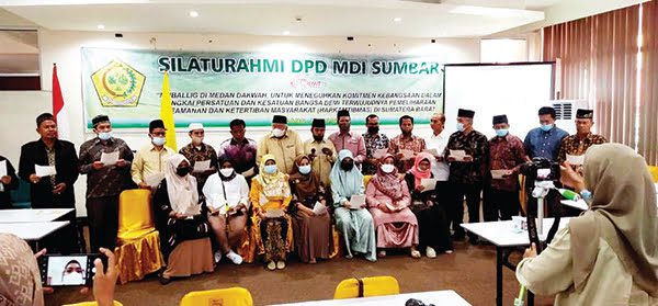 SILATURAHMI— Ketua MDI Sumbar H. Zainal bersama jajaran pengurus saat silaturahmi DPD MDI Sumbar di Asrama Haji, beberapa waktu lalu.