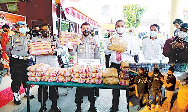 Selundupkan 2 Karung Ganja di Kota Padang , Pria asal Bukittinggi Dapat Upah Rp 1,5 Juta 1 PERLIHATKAN BUKTI— Kapolresta Padang Kombes Pol Imran Amir didampingi Kasatresnarkoba AKP Dedy memperlihatkan barang bukti puluhan kilogram ganja hasil penangkapan pelaku AS.