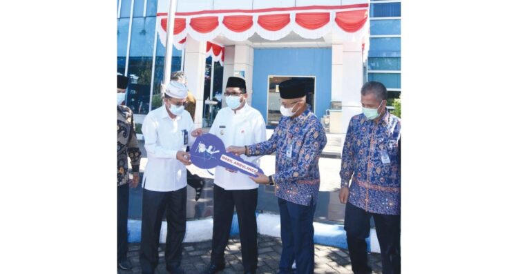 Di Tengah Bencana Covid 19, Perumda Air Minum Padang Sumbangkan Ambulance 1 Penyerahan secara simbolis kunci ambulans dari Dirut Perumda kepada Walikkota Padang, selanjutnya Walikota menyerahkan ke Baznas Padang.