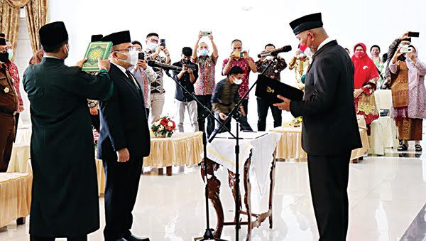 Hansastri Dilantik jadi Sekdaprov Sumbar, Gubernur: Jaga Harmonisasi dan Sinergitas, Wujudkan Visi dan Misi 1 PELANTIKAN— Gubernur Sumbar, Mahyeldi Ansharullah melantik dan mengambil sumpah Hansastri, SE, Ak, MM, CFrA sebagai Sekdaprov Sumbar, Kamis (12/8) di Auditorium Gubernuran.