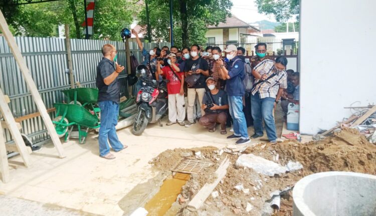 Ketua DPRD Sumbar Supardi menjelaskan soarenovasi rumah dinasnya. Katanya yang dipeributkan sebenarnya bukanlah renovasi tempat tinggal ketua dprd dan keluarga, melainkan renovasi bangunan yang terpisah dari rumah dinas dan berfungsi sebagai fasilitas umum atau pelayanan publik.