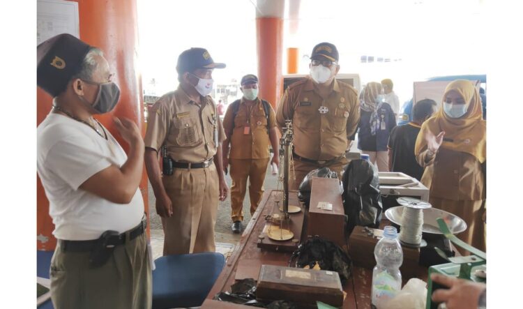 Kepala Dinas Perdagangan Kota Padang meninjau pelaksanaan sidang tera ulang UTTP di Pasar Raya Padang BEBERAPA WAKTU LALU.