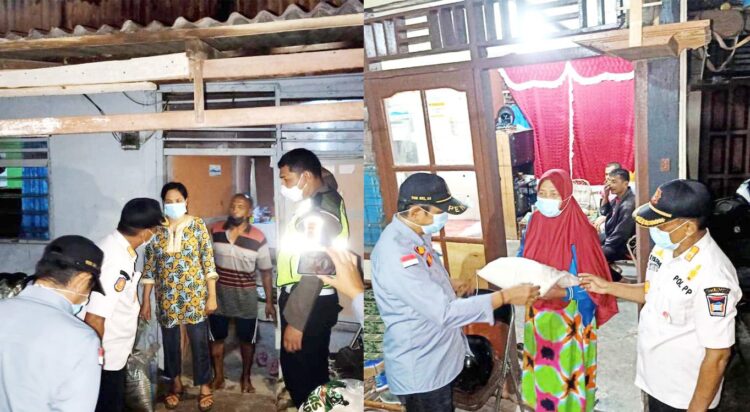 Satpol PP dan Polresta Padang Bagikan Sembako 1 BANTUAN BERAS— Personel Satpol PP Kota Padang menyerahkan bantuan beras kepada warga tidak mampu yang terdampak pandemi Covid-19.