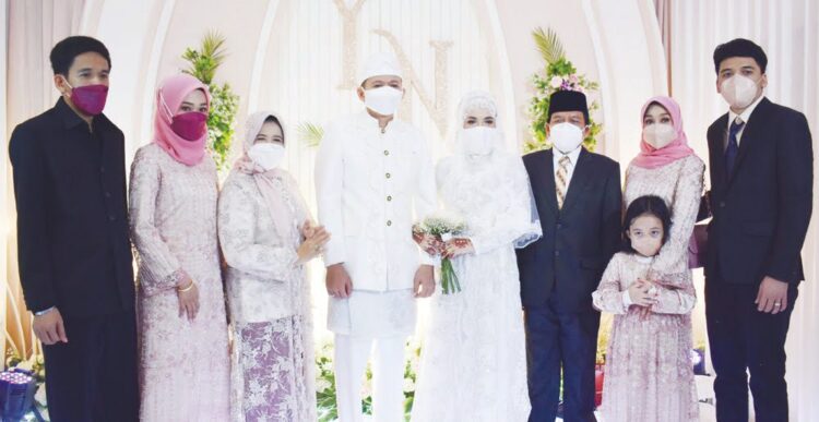 Terapkan Prokes Covid-19 Ketat, Wakil Ketua DPRD Sumbar Langsungkan Pernikahan Putrinya 1 Pasangan pengantin Yossy dan Nitto bersama Keluarga Besar H. Suwirpen Suib,S.Sos & Hj. Darmaisutri,S.Pd,MM bersama anak, menantu serta cucu.