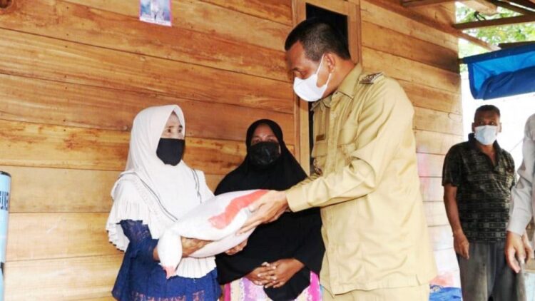 SERAHKAN BANTUAN— Wali Kota Pariaman H Genius Umar serahkan bantuan untuk korban bencana angin puting beliung  di Desa Pauh Barat, Kecamatan Pariaman Tengah, Kota Pariaman.