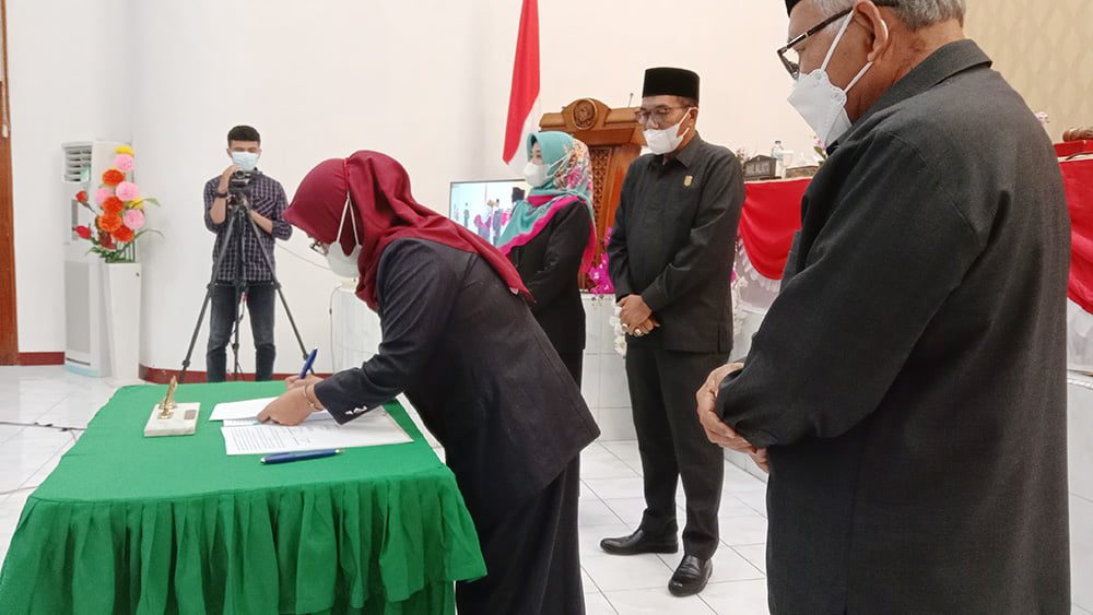 2. Eka Wahyu men1andatangani KUA dan PPAS