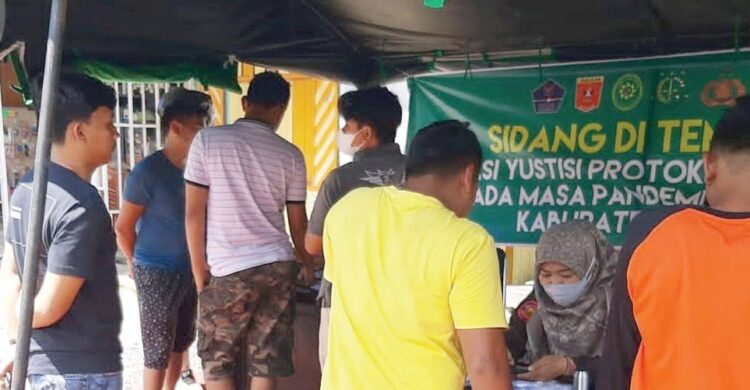 OPERASI YUSTISI—Sebanyak 23 orang terjaring operasi yustisi yang dilaksanakan petugas Satgas Penanganan Covid-19 di sekitar kawasan Pasar Biaro.
