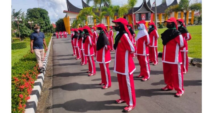 Tim Pasukan Kibar Bendera (Paskibra) Merah Putih yang akan menjalankan tugas saat detik-detik Proklamasi Kemerdekaan RI ke-76 di kantor bupati Agam, 17 Agustus mendatang, mulai melakukan latihan intensif.