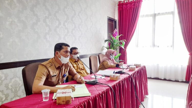 PIMPIN RAPAT— Pejabat Sekretaris Daerah Kabupaten Padangpariaman H Ali Amran memimpin rapat perumusan langkah-langkah pemetaan tambak udang, kemarin.