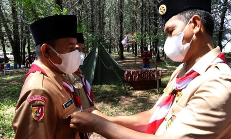 DILANTIK—Wali Kota Pariaman H Genius Umar melantik pengurus dan pengukuhan  saat peringatan Hari Pramuka ke-60 Tahun 2021.
