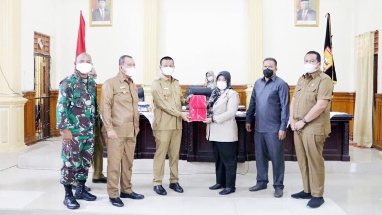 SERAHKAN DOKUMEN— Wali Kota Pariaman H Genius Umar didampingi Wakil Wali Kota Mardison Mahyuddin serahkan dokumen Raperda kepada ketua DPRD.