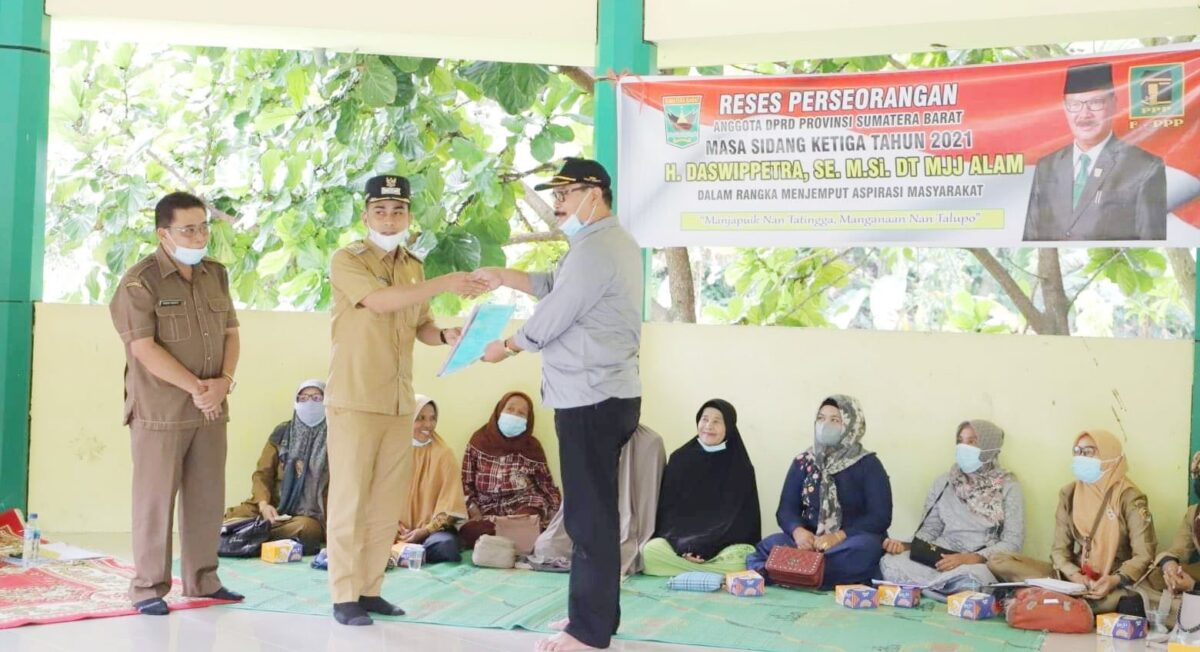 3. Rahmadhani menyerahkan proposal kelom1pok tani kepada anggota DPRD provinsi