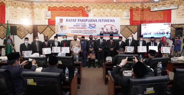 DPRD Gelar Paripurna HUT Kota Padang ke 352, Perjuangan Kendalikan Covid-19 Kunci Kebangkitan Ekonomi 1 Pemberian penghargaan pin emas berlogo Pemerintah Kota Padang dalam Rapat Paripurna Istimewa DPRD Kota Padang dalam Rangka Hari Jadi Kota Padang ke-352 Tahun, di Ruang Sidang Utama DPRD Padang, Sabtu (7/8).
