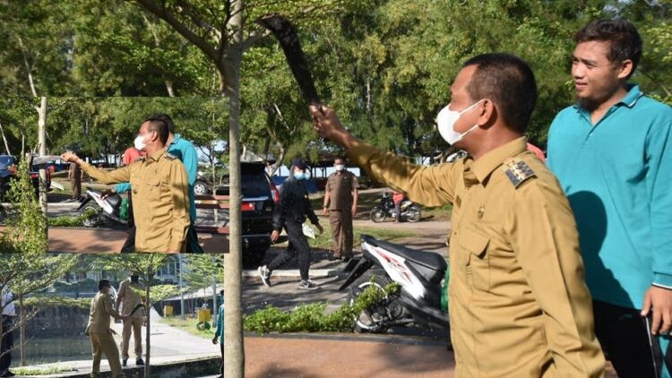 KEBERSIHAN OBJEK WISATA— Wako Pariaman Genius Umar besama petugas kebersihan membersihkan objek wisata Talao Pauh.