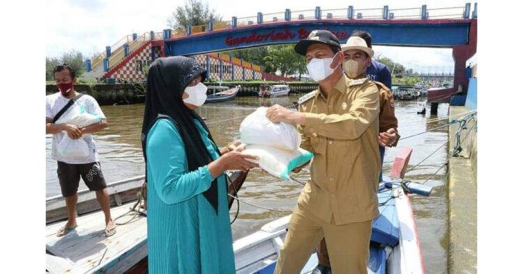 SERAHKAN—Wali Kota Pariaman serahkan bantuan pada masyarakat dalam masa pandemi Covid-19.