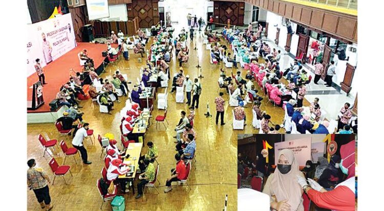 ANTUSIASME— Setelah bekerja sama dengan Pemprov dalam vaksinasi lansia dan dengan Polda Sumbar untuk vaksinasi karyawan, PT Semen Padang menggaet Pemko Padang untuk vaksinasi karyawan APLP & Afiliasi serta masyarakat lingkungan dengan sasaran ditargetkan sebanyak 2000 orang, pada 25-26 Juni 2021.