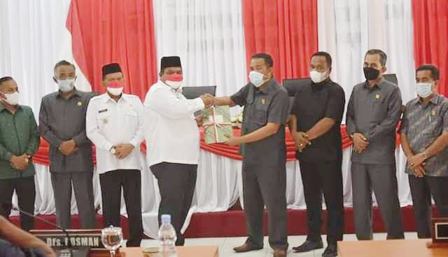 Ketua DPRD Kabupaten Padangpariaman H Arwinsyah terima KUA  dan PPAS dari Bupati  Padangpariaman Suhatri Bur.