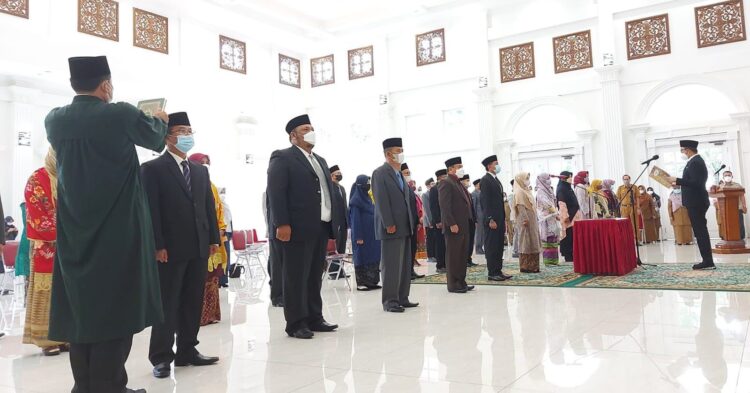 PELANTIKAN— Sedikitnya 43 pejabat Eselon III dan IV di lingkungan Pemko Bukittinggi dilantik Wali Kota Ernan Safar dengan tetap menerapkan prokes.