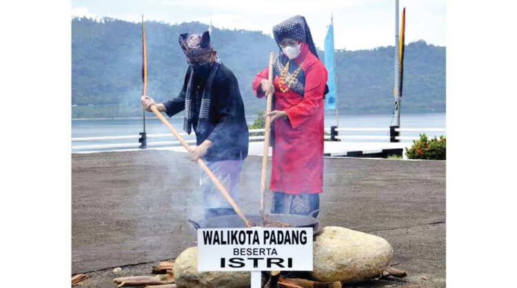 Iriana Jokowi Ikuti Festival Memasak Rendang Sedunia, Wako Padang: Momentum Kebangkitan Ekonomi 1 MEMASAK RENDANG— Wako Hendri Septa beserta Ketua TP-PKK Kota Padang Ny. Genny Hendri Septa mengikuti Festival Memasak Rendang Sedunia di Mako Lantamal II Padang.