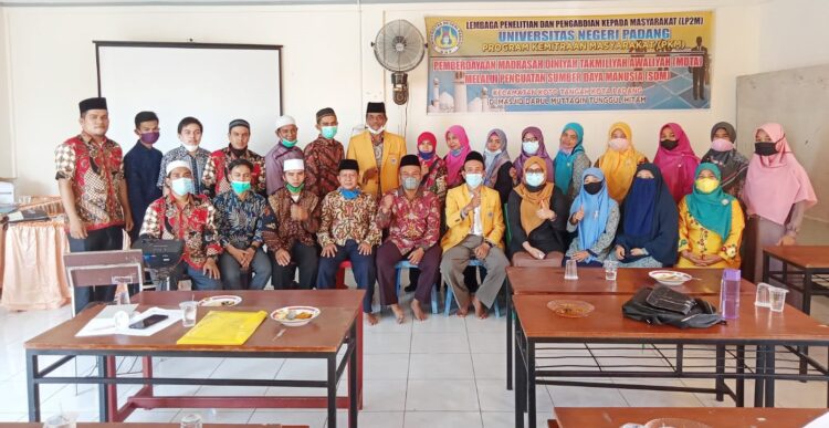 UNP melalui  (PKM) melakukan pengabdian masyarakat melakukan  meningkatkan SDM kepala Sekolah dan guru-guru Madrasah Diniyah Takmiliyah Amaliah (MDTA) se kecamatan Koto Tangah kota Padang.