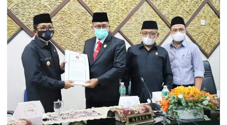 KUA-PPAS APBD Kota Padang 2022 Disepakati 1 Penyerahan dokumen KUA PPAS APBD Tahun 2022 dari Ketua DPRD Kota Padang, Syafrial Kani kepada Wali Kota Padang, Hendri Septa disaksikan Wakil Ketua, Arnedi Yarmen dan Sekwan, Hendrizal Azhar.